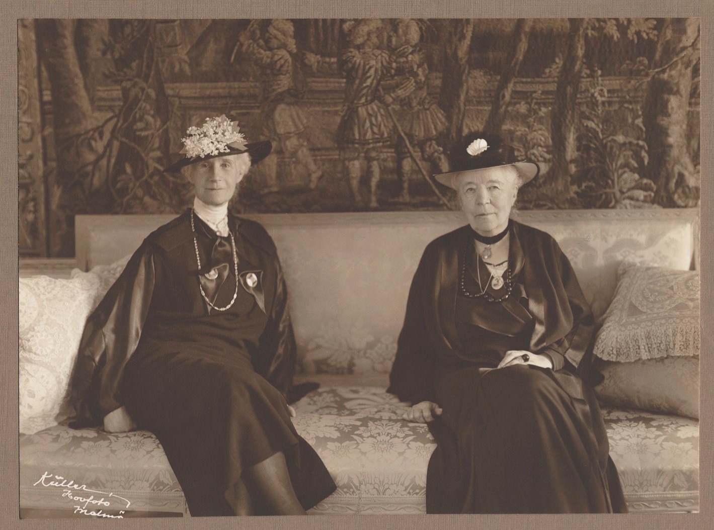 Gammalt foto av Selma Lagerlöf och Henriette Coyet