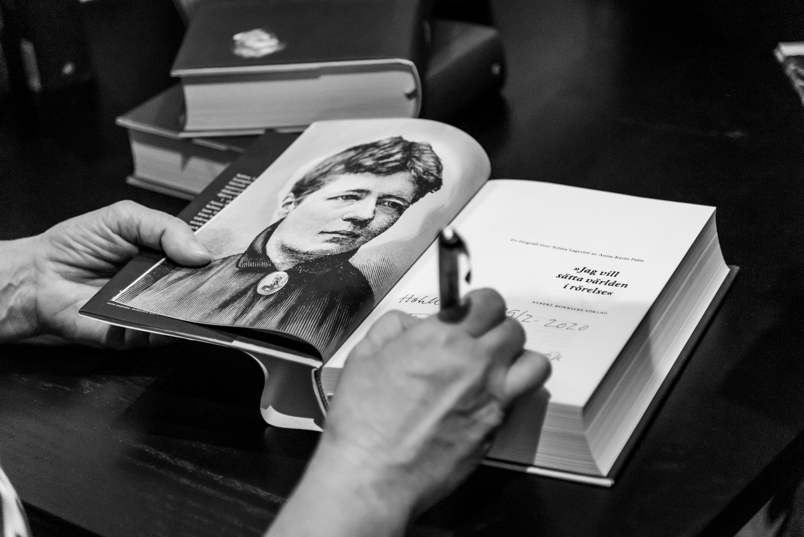 Signering på författarafton med Anna-Karin Palm på eggers