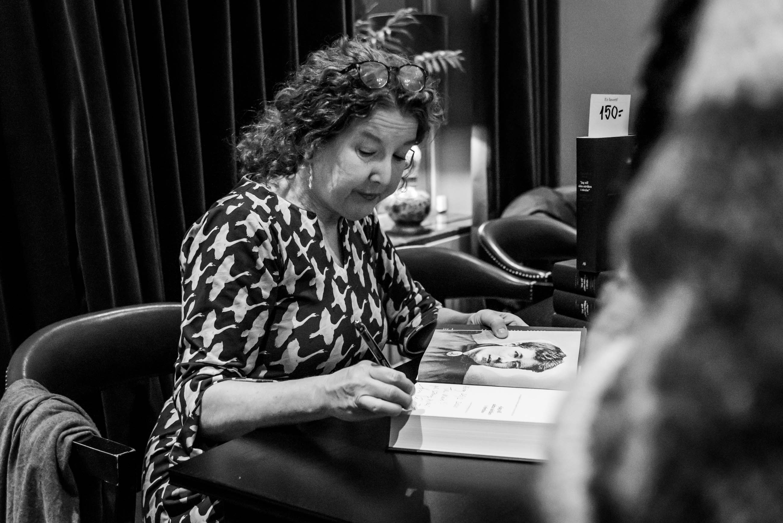 Anna-Karin Palm signerar böcker på eggers