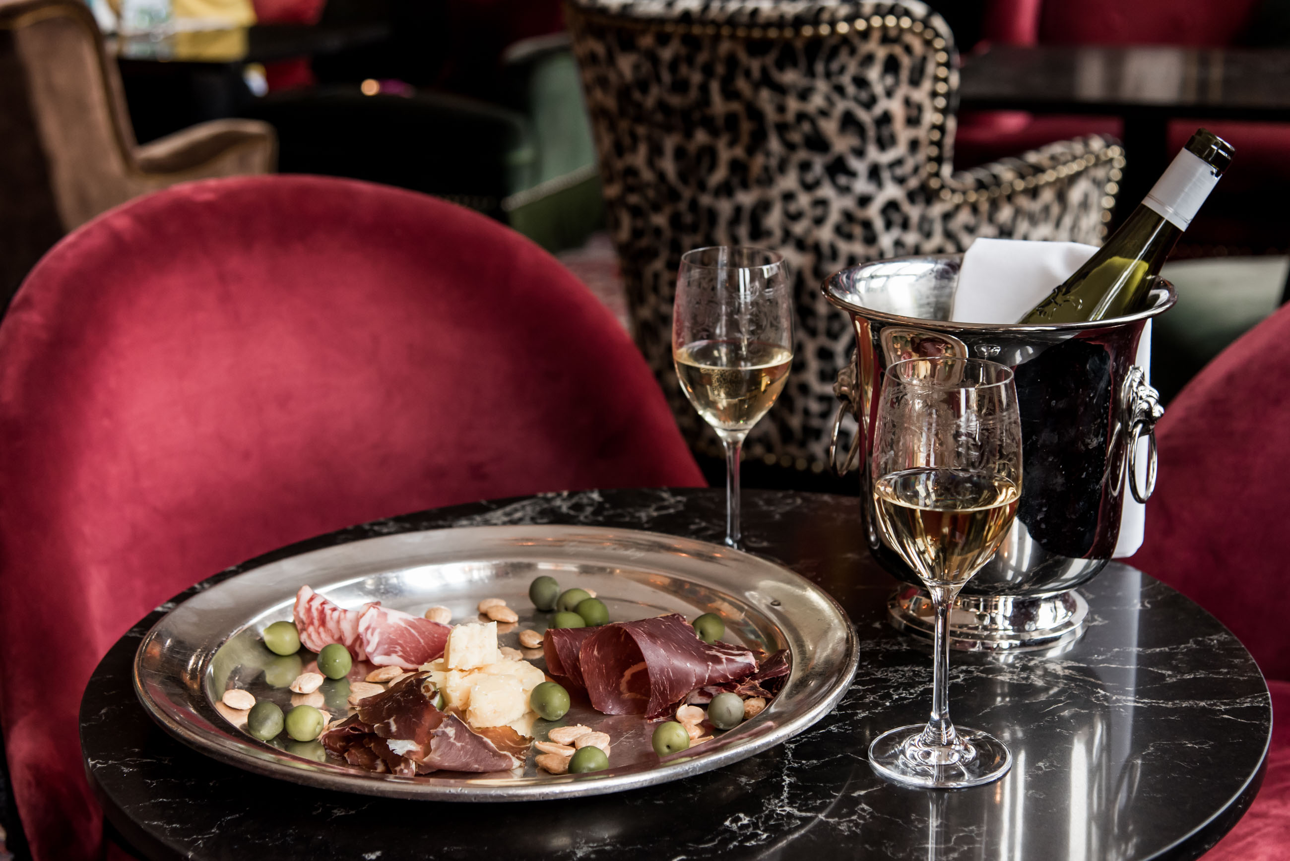 Ost- och charkbricka på Hôtel Eggers