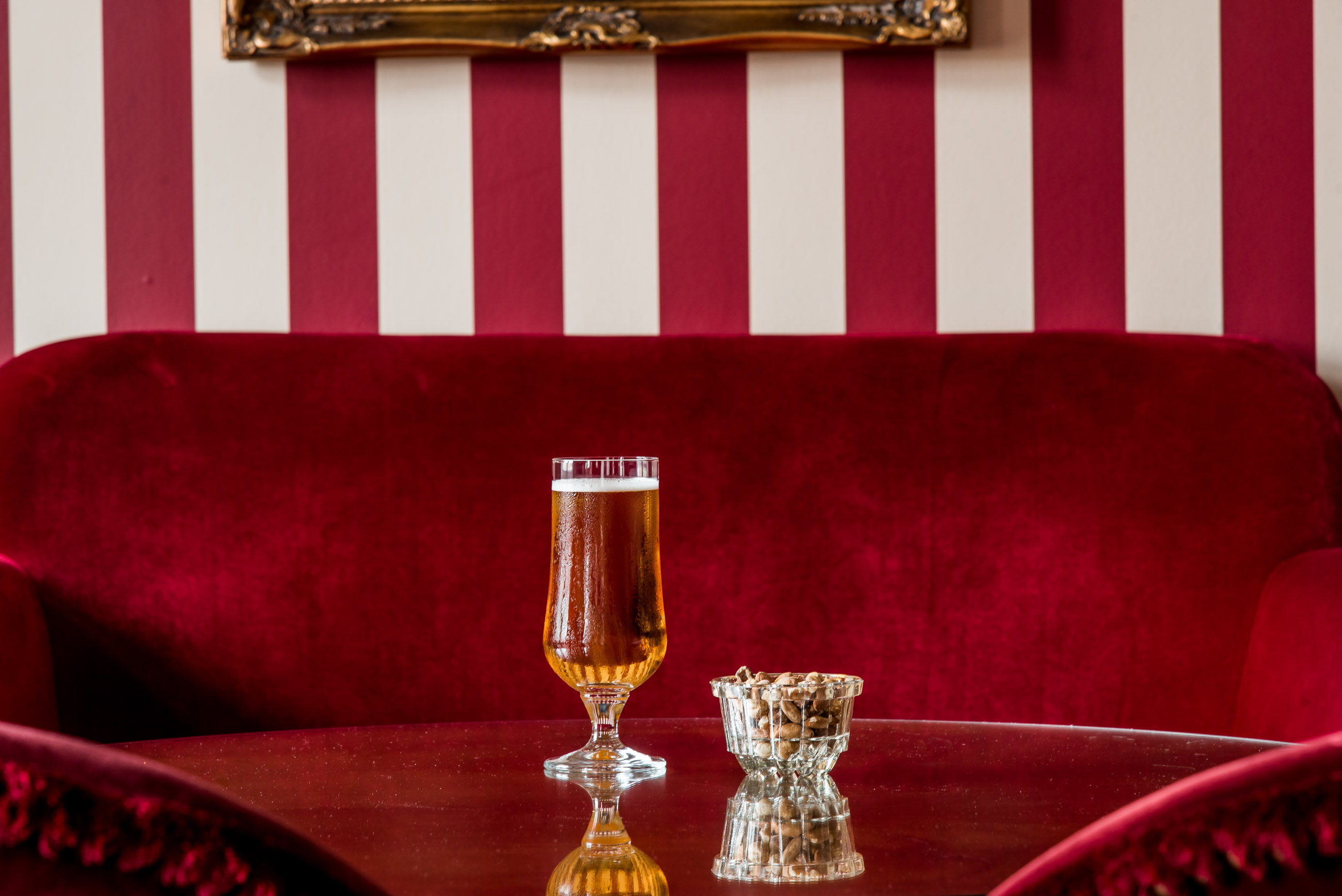 VIP med öl och nötter på hotellrum eggers i göteborg